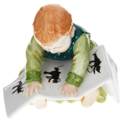 Sitzendes Kind mit Bilderbuch, Bunt staffiert, H 10 cm